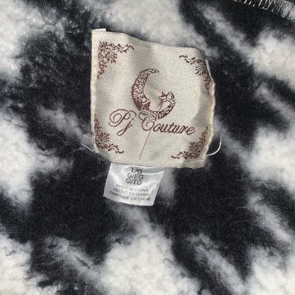 Robe - Picture 2 of 2